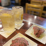 Daisuke Sakaba - ◯角ハイボール¥×2…強炭酸で美味しいです♪／お通し…牛タタキとオニオンスライスでした。牛のタタキは、お肉がちょっと硬め。
