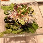 熟成和牛焼肉エイジング・ビーフ 横浜店 - 韓国のりがたっぷりあるはずのサラダ