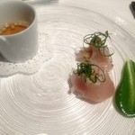 オーグードゥジュール ヌーヴェルエール - 鰆のフレッシュマリネ、山ウドのフランとエルブの香るコンソメ