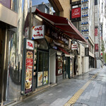 銀座みゆき館 銀座本店 - 外観。赤いです！