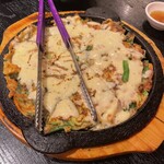 赤坂韓国料理・焼肉 兄夫食堂 - 海鮮チーズチヂミ
