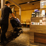 駒形前川 - バリアフリーに対応した店内スロープ