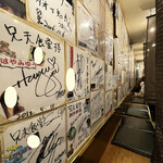 赤坂韓国料理・焼肉 兄夫食堂 - 芸能人がたくさん来るのでも有名。本日のお席の近くには、早見優、松本伊代、榊原郁恵が一緒に来た時の色紙がありました。10年前だけど。
