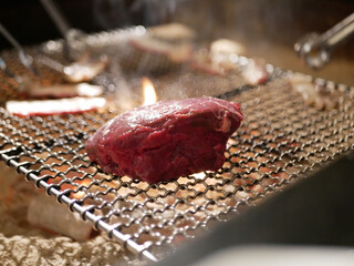 またぎ - 鹿肉ステーキに火を入れていきます