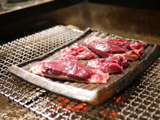またぎ - 鴨肉はけっこうガッツリな量。一度焼いたものをアルミホイルで蒸らして提供。