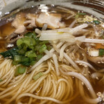 梦園 - あっさりスープと、細ストレート麺の味の絡みのバランスがちょうど良い