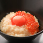 Addictive egg-fried rice with fluffy texture and salmon roe and dragon egg