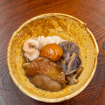 柚木元 - 2022.10 ツキノワグマのロース肉と天然雑キノコの鍋