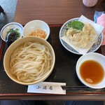 Udon Kazoku Koshinan - うどんかけ　ひやあつ  680円、茨城地鶏のとり天 240円（いずれも税込）