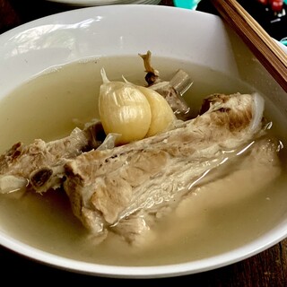 肉骨茶(もとは港の労働者の栄養源だった豚スペアリブスープ)