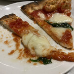 ピッツェリア・アッソ・ダ・ヤマグチ - 食べやすいようにナイフで切るもよし