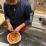 ピッツェリア・アッソ・ダ・ヤマグチ - 職人さんが手際よく作る