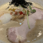 ヌードルズキッチン ガナーズ - さんま煮干しのジンジャー白湯らーめん (温玉)