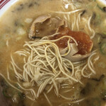 博多ラーメン とんとん - 煮玉子割って味変