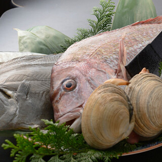 자연이 풍부한 섬 "시노지마"의 신선한 생선을 다양한 조리법으로 제공합니다