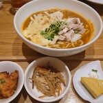 めん、色いろ。いつでも、おやつ。 - チーズと焼きもちのカレーうどん(大盛り)、おやつ3つ