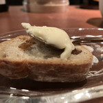 アイニーク - ウォッシュタイプのチーズとレーズンパン