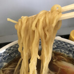 すずや食堂 - 中細麺はやや硬めの茹で上げ