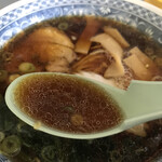 すずや食堂 - あっさり醤油スープで飽きのこない味わい