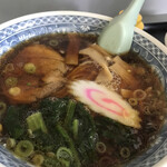 すずや食堂 - ラーメンは昔懐かしい感じのあっさりスープ
