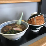 すずや食堂 - どんぶりはどちらも大きい