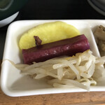 すずや食堂 - たくあん、梅きゅうり漬け、ビビンバ系のもやし