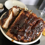 すずや食堂 - 卓上にあるソースをかけて