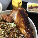 すずや食堂 - ソースをかけた後
      たっぷりかけてもしょっぱく無い