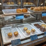 プリン本舗 - 千葉ペリエに出店時のショーケース。