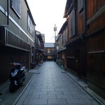 Gion Kinana - 西花見小路。夕方になり灯りがつき風情が増します。