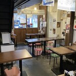 Apetaito Sakaba - 木目調のアットホームな店内