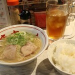 長浜屋台 やまちゃん - ラーメン(660円)・白ご飯(200円)・烏龍茶(300円)