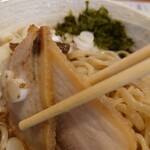 唯一無二のらぁ麺専門店 イ袋ワシづかみ - チャーシューリフト