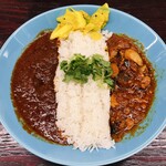 エピタフカレー - 左ポークビンダルー、右チキンウプカレー