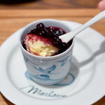 マーロウ ブラザーズコーヒー - サワークリームのブリュレとたっぷりのブルーベリーコンポート。下にはカラメル