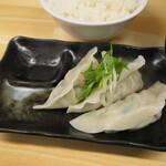GYUTON - 茹で餃子 (3個150円)