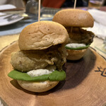 ワイワイジーブルワリー＆ビアキッチン - 広島産大粒牡蠣のNY風miniバーガー