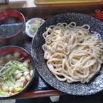 みょうとうどん - 肉ネギ汁うどん大もり770円(税込)+ざるつけ汁100円
                                冷たいのは冷たく熱いのは熱いまま食べたい派なんですけど、この肉汁うめ～★★★
                                ざるつけ汁はうどんの硬さを噛みしめられて旨いしこんなん選べない