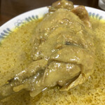 アジアカレーハウス - チキンが結構でかいです。このスープが逸品