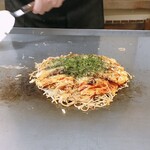 お好み焼き 大樹 - ご主人の手さばきに見入る