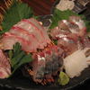 吟吟 - 料理写真:鮮度抜群の地魚のお刺身は、岩塩をすってお召し上がりください。