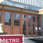 New York Cafe METRO - テラス席ではペットと一緒に食事ができます