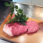 鉄板焼きステーキ　富士 - お肉は、口の中でとろけてしまうほどな兵庫県の但馬牛です。