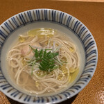 日本料理FUJI - 蛤で和テイストの最高〆ラーメン。
      もちろん、丼かかえて完飲です！