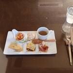 いこま亭 - ▶前菜
            麦のスープ、サーモンのディップ、
            里芋のトマト煮込み（柚子胡椒）、スペイン風オムレツ
            ラザニア、イタリアパルマの生ハム