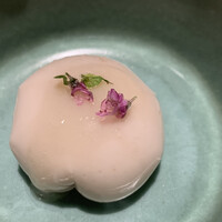日本料理FUJI - 落花生の葛寄せ。
                    ふくよかな落花生の味わいと優しい蜂蜜のサポート。花穂紫蘇のアクセントで絶妙なバランスの先付。
