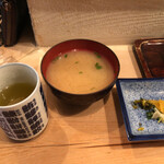 割烹 和知 - 緑茶、シジミ汁、漬物
