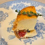 レタンプリュス - シブーストクリームの下はクレームパティシエール、ソテーしたバナナとフランボワーズとカシス、プリン生地に土台はパイ カシスの酸味が効いてて美味しい