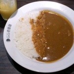 CoCo壱番屋 - ポークで、御飯200gで辛さ３。奥に映るのはオレンジジュース。ATCのカードで無料で付きます。でも５月いっぱいで終わりました。