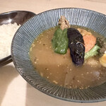 Supu Kare Shukuru - 骨付きチキンと野菜のスープカレー1250円税別